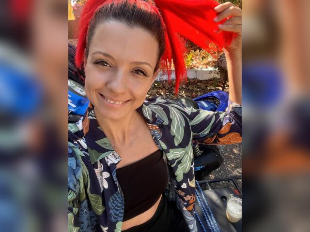 Adult webcam chat with AuroraDee: Smoking