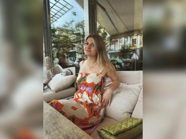 Welcome to cammodel profile for CrystalBlush: Travel