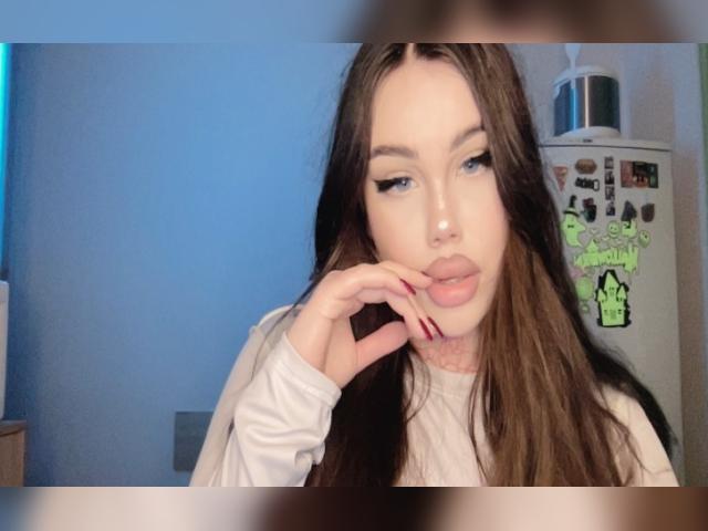 Welcome to cammodel profile for Royal0Crystal: Nails