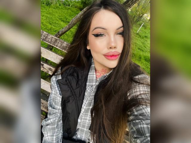 Welcome to cammodel profile for Royal0Crystal: Nails