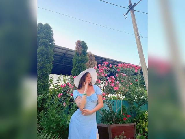 Explore your dreams with webcam model ArielleV25: Lipstick