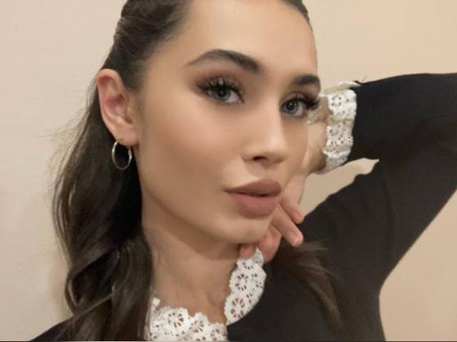 Explore your dreams with webcam model KimberlyC35: Lipstick