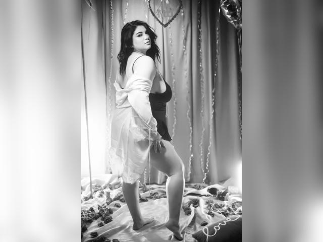 Why not cam2cam with SpicyCarlaXX: Legs, feet & shoes