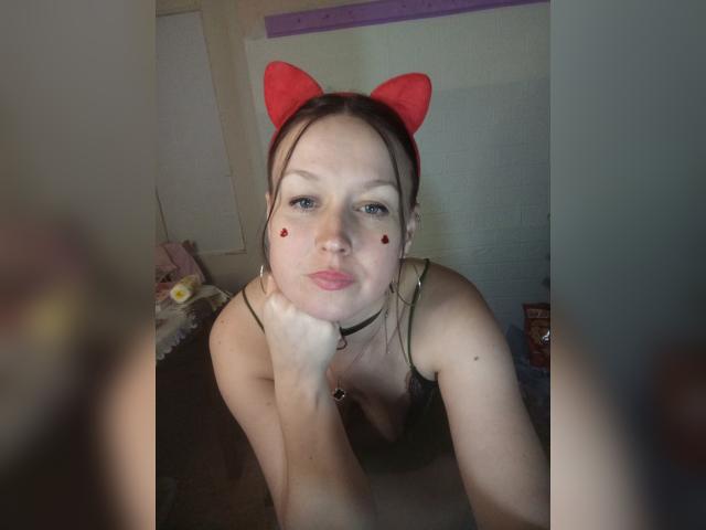 Connect with webcam model AlianaRose: Make up