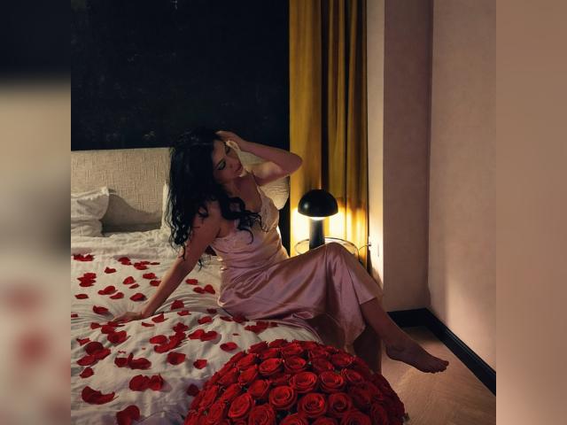 Welcome to cammodel profile for EvaLevine: Kissing