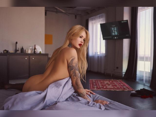 Connect with webcam model EroticAnn: Piercings & tattoos