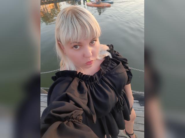 Webcam chat profile for Leylisse: Glasses