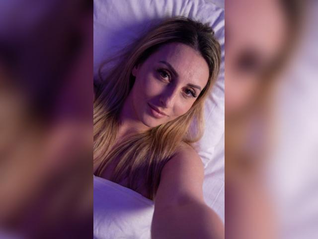 Why not cam2cam with BellaVibe