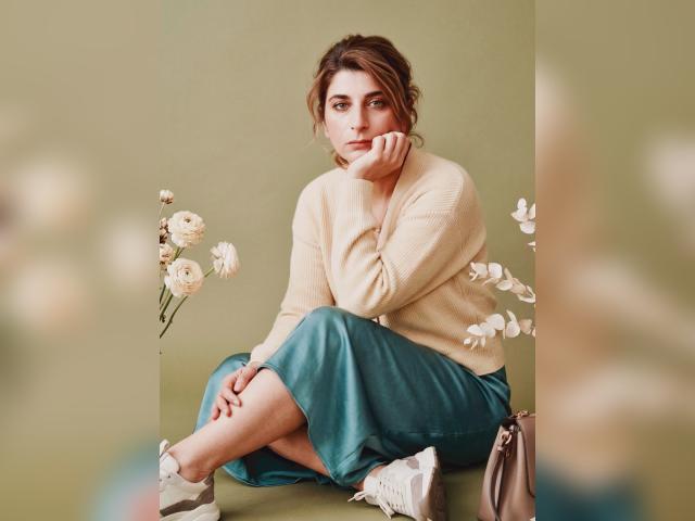 Why not cam2cam with Mia44: Books/Reading