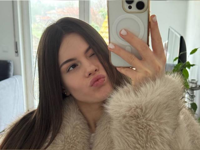 Adult chat with LunaGlossy: Legs, feet & shoes