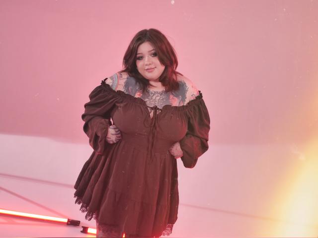 Why not cam2cam with SunshineHeart: Piercings & tattoos