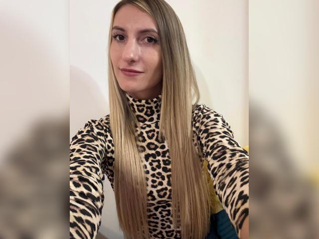 Why not cam2cam with Roxanequinn: Kissing