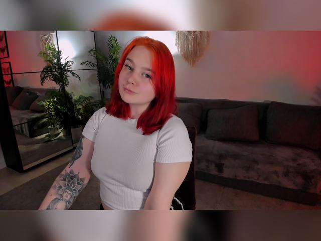 Connect with webcam model lunaali: Piercings & tattoos