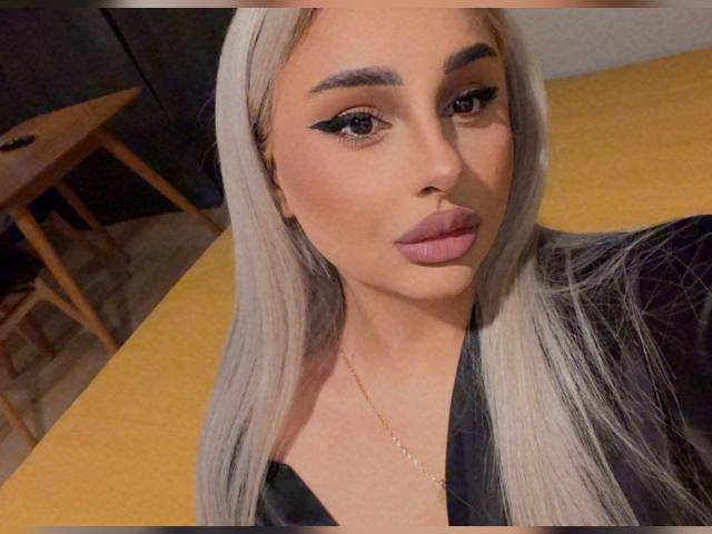 Explore your dreams with webcam model CurvyyVanessa: Nails