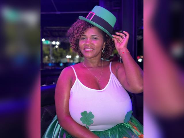 Adult chat with Alicia0613: Latex & rubber