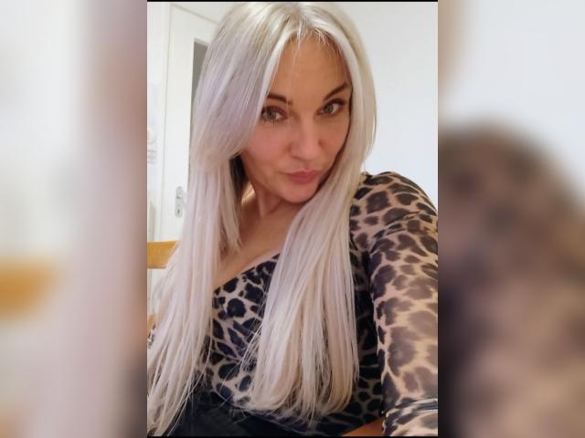 Adult chat with Nicole69blonda8: Lingerie & stockings