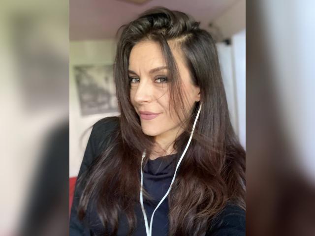 Adult chat with ElisBelle: Kissing