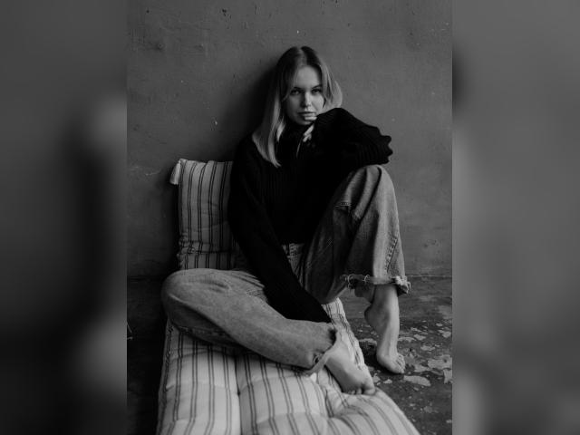 Explore your dreams with webcam model roxycherry: Photography