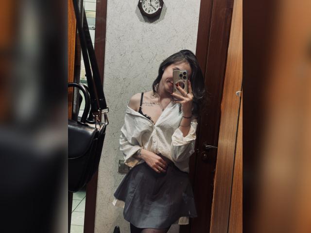 Adult chat with EmelyDavies: Strip-tease