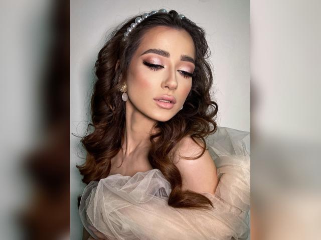 Why not cam2cam with Caramelka