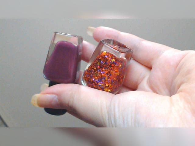 Welcome to cammodel profile for LuckyLilu: Nails