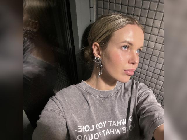 Welcome to cammodel profile for roxycherry: Travel