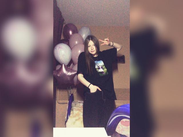 Adult chat with LauraBevy: Nipple play