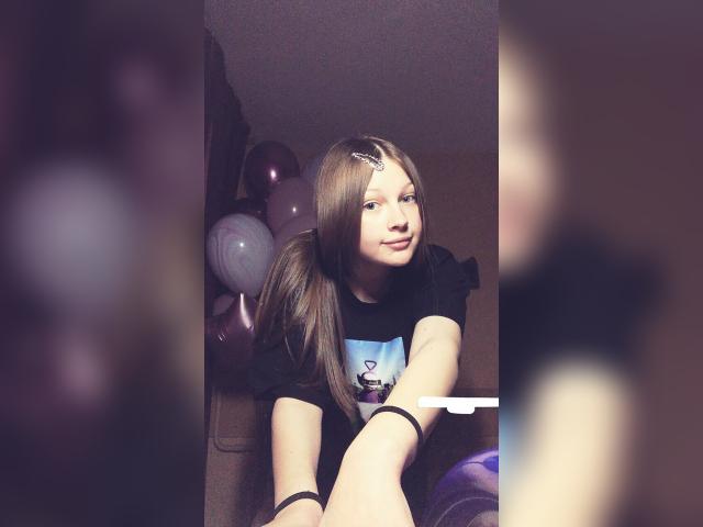 Welcome to cammodel profile for LauraBevy: Nails