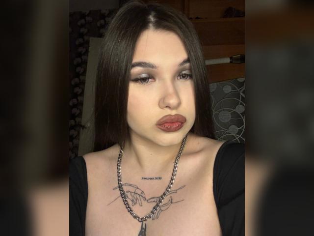 Adult chat with TiaraX: Kissing