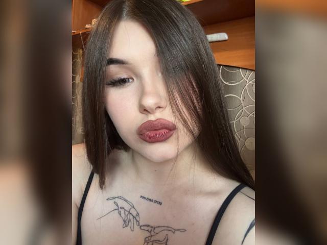 Why not cam2cam with TiaraX: Leather