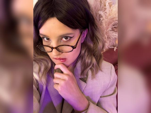 Why not cam2cam with RowenMoon: Outfits