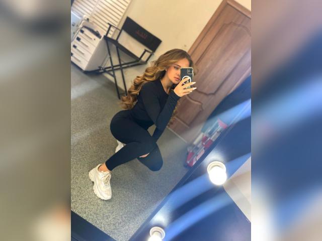 Welcome to cammodel profile for Rapunsel: Lipstick