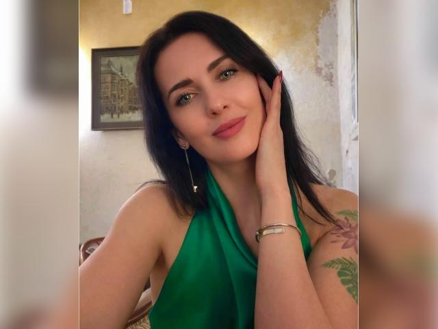 Explore your dreams with webcam model EvaDesire: Sports