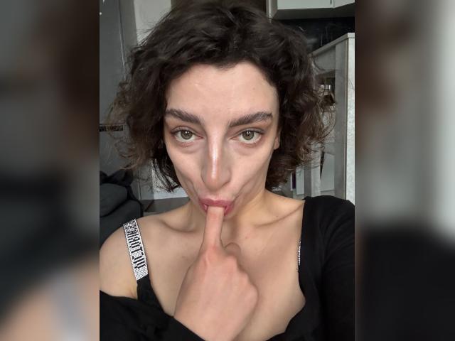 Adult chat with KiraBev: Legs, feet & shoes