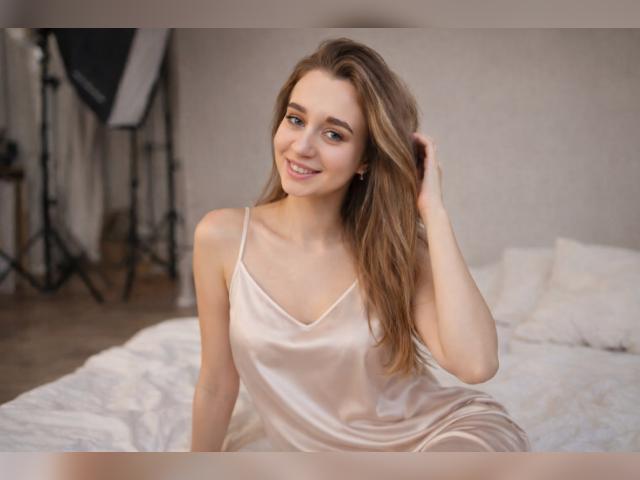 Connect with webcam model BlondeDaisy: Books/Reading