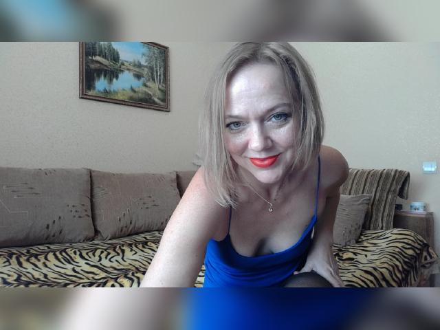 Find your cam match with YoursQueen: Lingerie & stockings