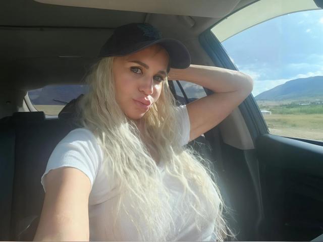 Explore your dreams with webcam model Pamella007: Nails