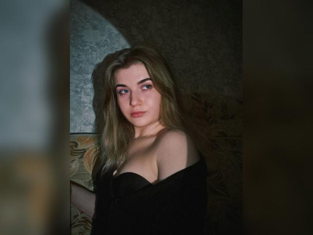 Welcome to cammodel profile for GloriaRai: Books/Reading