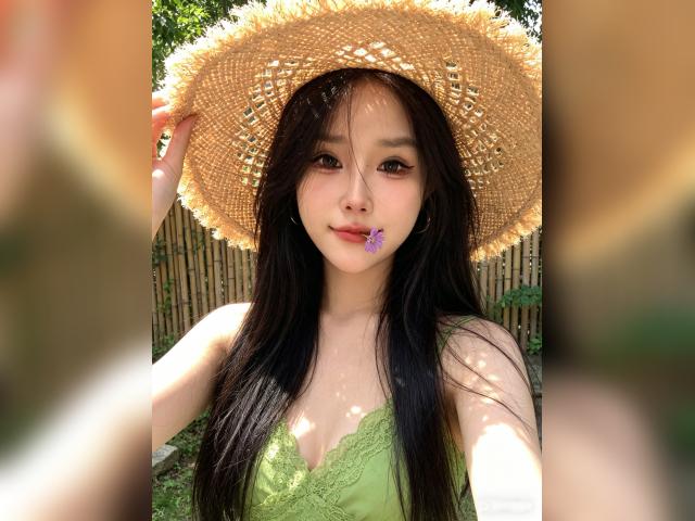 Adult chat with JennaLena: Piercings & tattoos