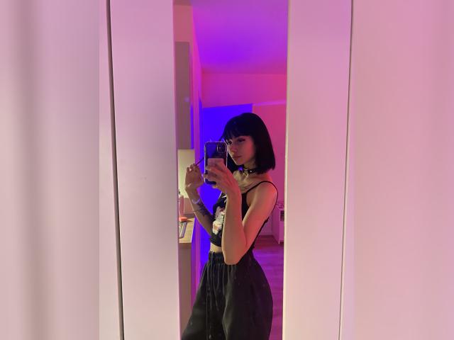 Welcome to cammodel profile for SweetieLolla: Piercings & tattoos