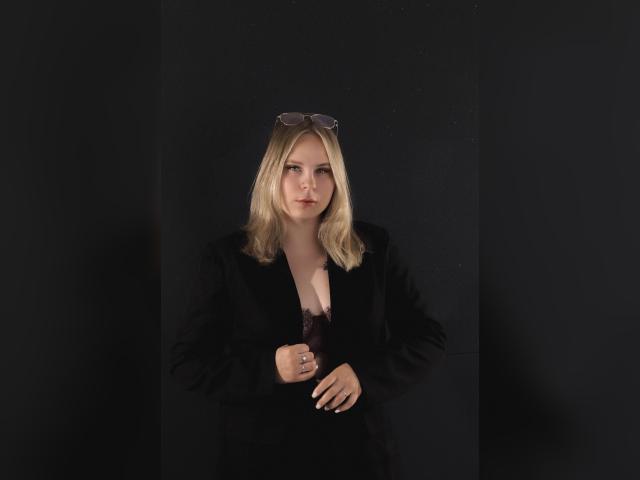 Welcome to cammodel profile for ShadowAmor: Books/Reading