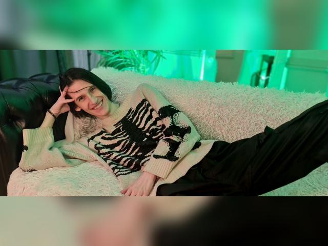 Adult chat with KlaudeJam: Nipple play