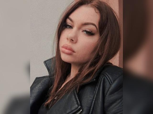 Explore your dreams with webcam model emilyboo: Piercings & tattoos