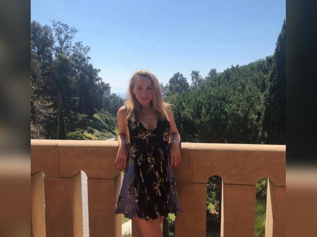 Explore your dreams with webcam model Alicia3: Movies/Cinema