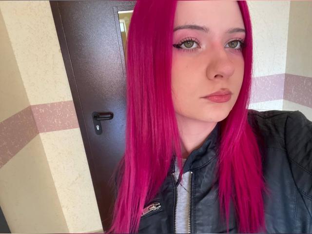 Welcome to cammodel profile for RoxySun: Nails