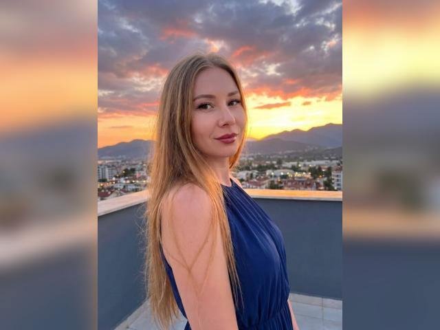 Adult chat with CuteBlondX: Legs, feet & shoes