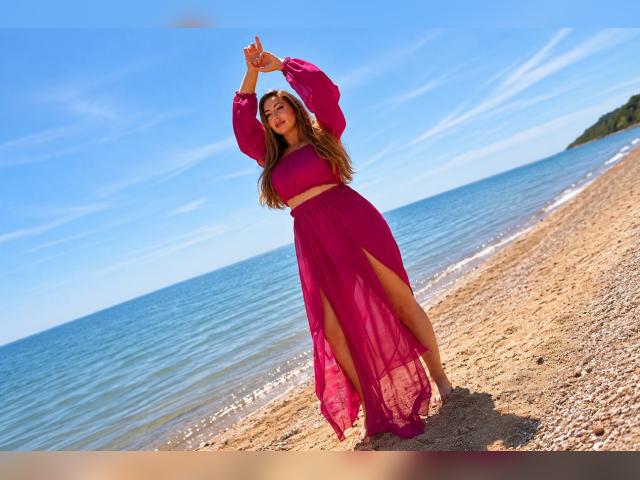 Welcome to cammodel profile for YourMila: Nails