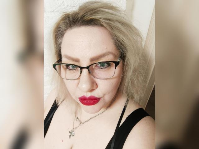 Why not cam2cam with AngelinaGlam: Leather