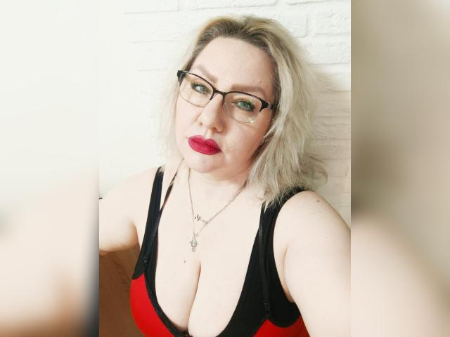 Adult chat with AngelinaGlam: Kissing