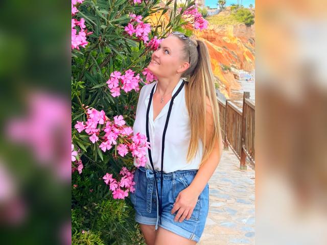 Find your cam match with MissLilix: Movies/Cinema